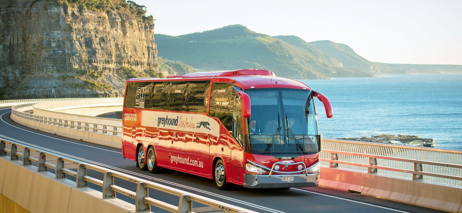 Автобус едет в горы. Автобусный тур. Туристический транспорт. Автобус для путешествий. Автобусный тур на черное море.